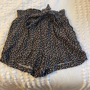 Never worn flowy Hollister shorts!